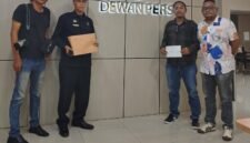 Jurnalis dari media kisikisi.co bersama rekan seprofesi mendatangani Kantor Dewan Pers di Jalan Kebon Sirih, Jakarta pada Senin (21/08/2026) lalu, untuk memperjuangkan dan meminta keadilan dalam bekerja sebagai kuli tinta.