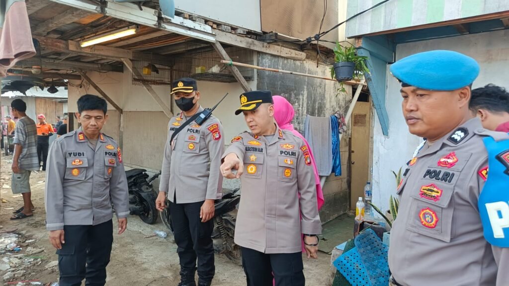 Portal Berita Indonesia dan Dunia Terkini Hari Ini, Update Harian Terbaru, Terlengkap, Tajam, Aktual dan Berimbang. JJOS Kapolres Pelabuhan Tanjung Priok Tinjau Lokasi Kebakaran Muara Angke, Pastikan Penanganan dan Bantuan Tepat Sasaran - Teropong Rakyat