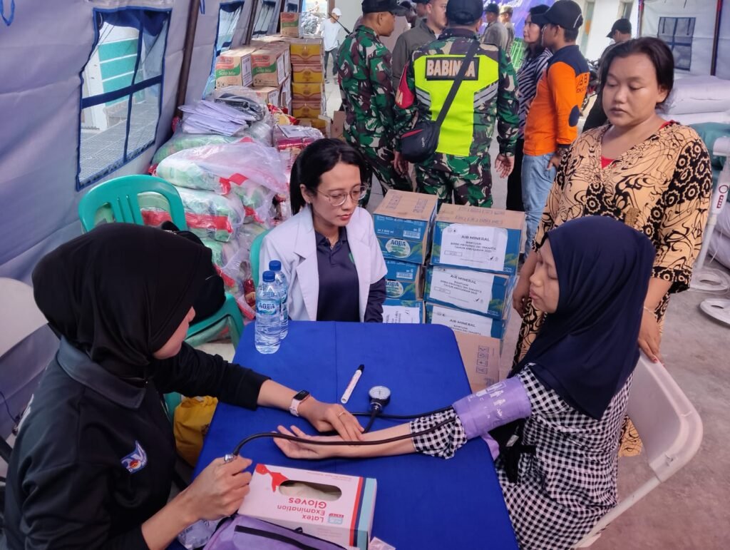 Portal Berita Indonesia dan Dunia Terkini Hari Ini, Update Harian Terbaru, Terlengkap, Tajam, Aktual dan Berimbang. Polres Pelabuhan Tanjung Priok, Dirikan Posko Kesehatan untuk Warga Korban Kebakaran di Muara Angke - Teropong Rakyat