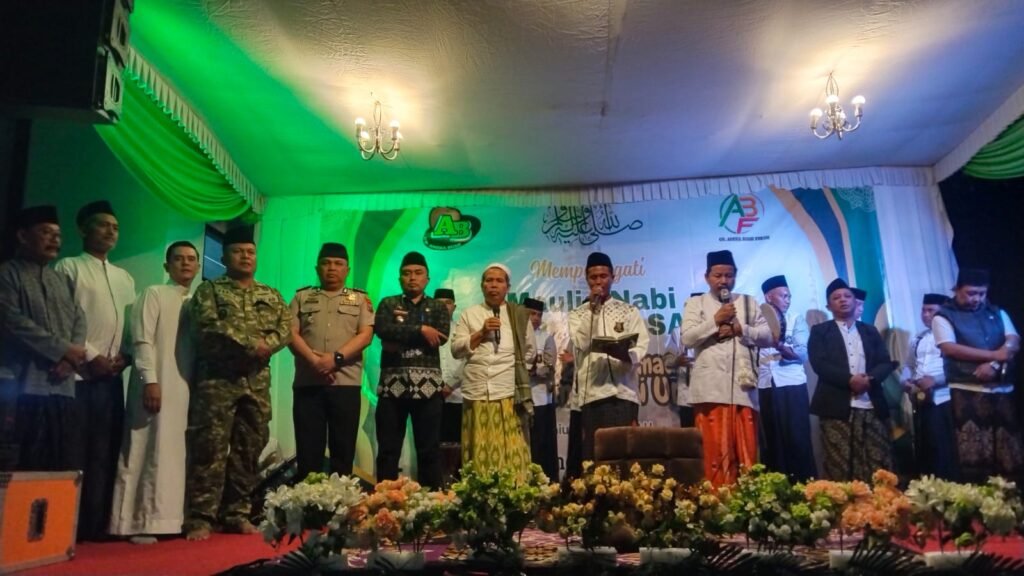 Portal Berita Indonesia dan Dunia Terkini Hari Ini, Update Harian Terbaru, Terlengkap, Tajam, Aktual dan Berimbang. Ratusan Jamaah Hadiri Maulid Nabi Muhammad SAW di Karangpandan Pakisaji ,Pesan Keteladanan Rasul Menggema - Teropong Rakyat
