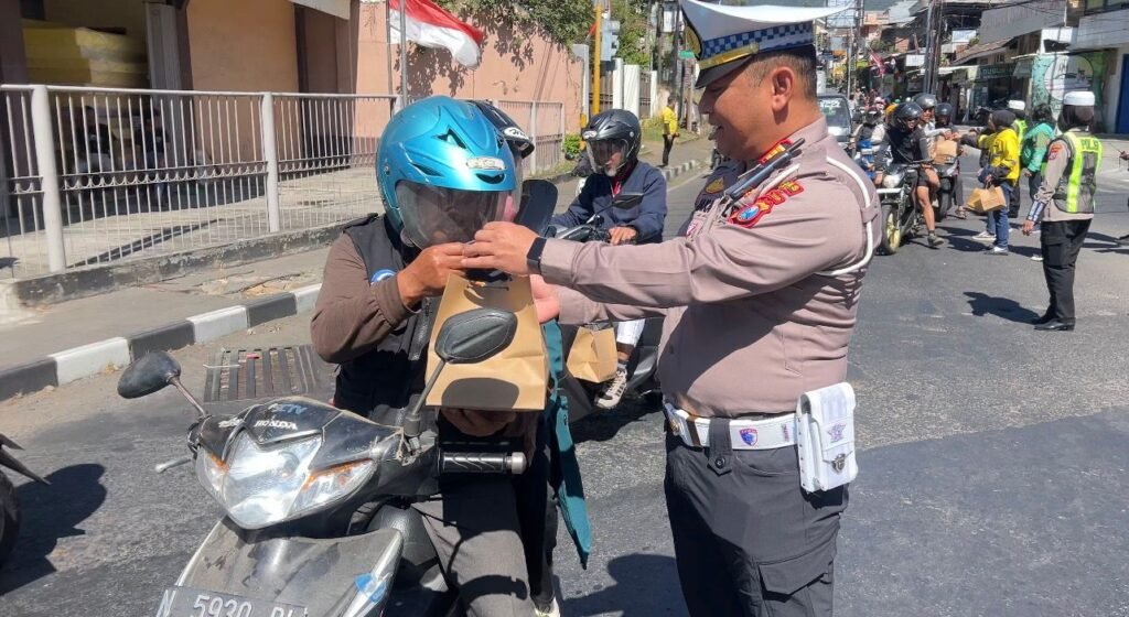 Dukung Program Polres Batu Mantab, Satlantas Polres Batu Gelar Jumat Berbagi Berkah dan Sosialisasi Kamseltibcarlantas  - Teropong Rakyat