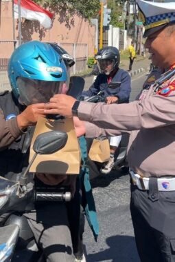 Dukung Program Polres Batu Mantab, Satlantas Polres Batu Gelar Jumat Berbagi Berkah dan Sosialisasi Kamseltibcarlantas 