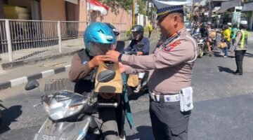 Dukung Program Polres Batu Mantab, Satlantas Polres Batu Gelar Jumat Berbagi Berkah dan Sosialisasi Kamseltibcarlantas