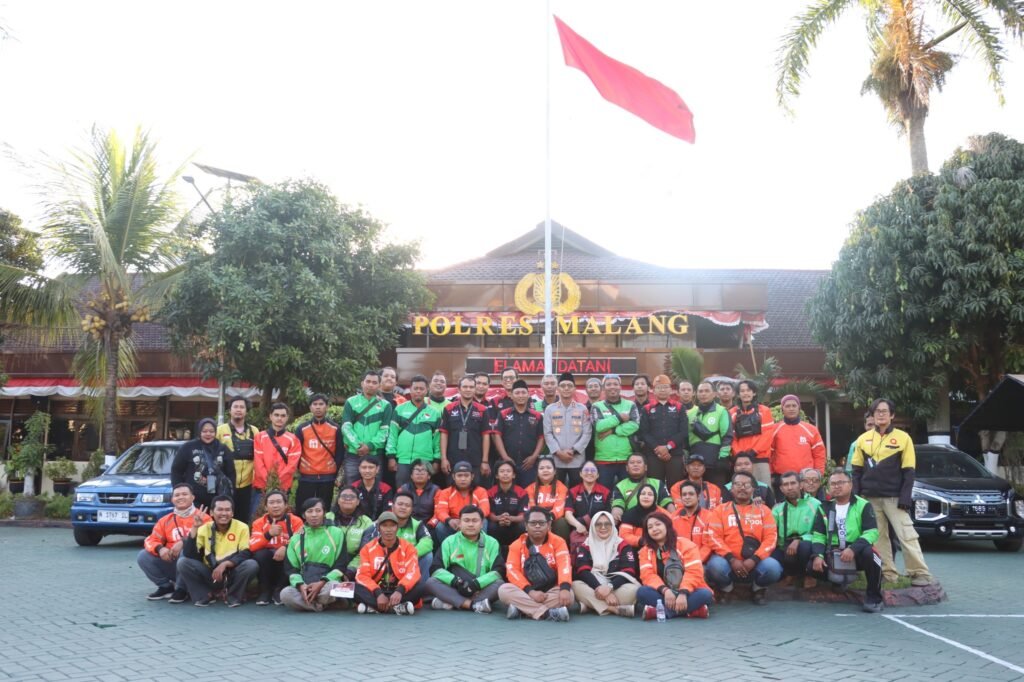 Portal Berita Indonesia dan Dunia Terkini Hari Ini, Update Harian Terbaru, Terlengkap, Tajam, Aktual dan Berimbang. Polres Malang Bersinergi dengan Ojol, Perkuat Keamanan di Kabupaten Malang - Teropong Rakyat
