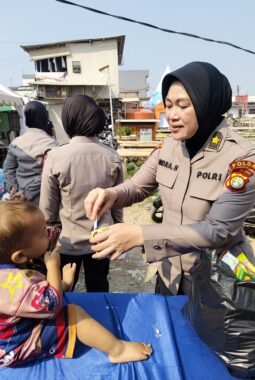 Sambut Hari Jadi ke-78, Polwan Bantu Korban Kebakaran Muara Angke