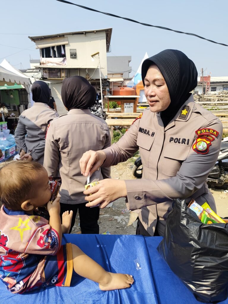Portal Berita Indonesia dan Dunia Terkini Hari Ini, Update Harian Terbaru, Terlengkap, Tajam, Aktual dan Berimbang. Sambut Hari Jadi ke-78, Polwan Bantu Korban Kebakaran Muara Angke - Teropong Rakyat
