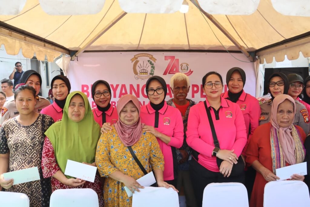 Bhayangkari Peduli dan Polwan Peduli, Korban Kebakaran Muara Angke, Salurkan Ratusan Paket Bantuan - Teropong Rakyat