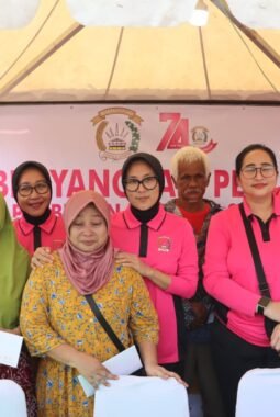 Bhayangkari Peduli dan Polwan Peduli, Korban Kebakaran Muara Angke, Salurkan Ratusan Paket Bantuan
