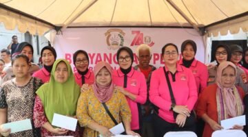 Bhayangkari Peduli dan Polwan Peduli, Korban Kebakaran Muara Angke, Salurkan Ratusan Paket Bantuan