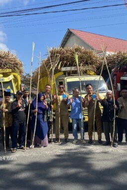 Babinsa Koramil 0818/17 Ampelgading Dampingi Penyerahan Bantuan Bibit Tebu kepada Gapoktan Desa Simojayan
