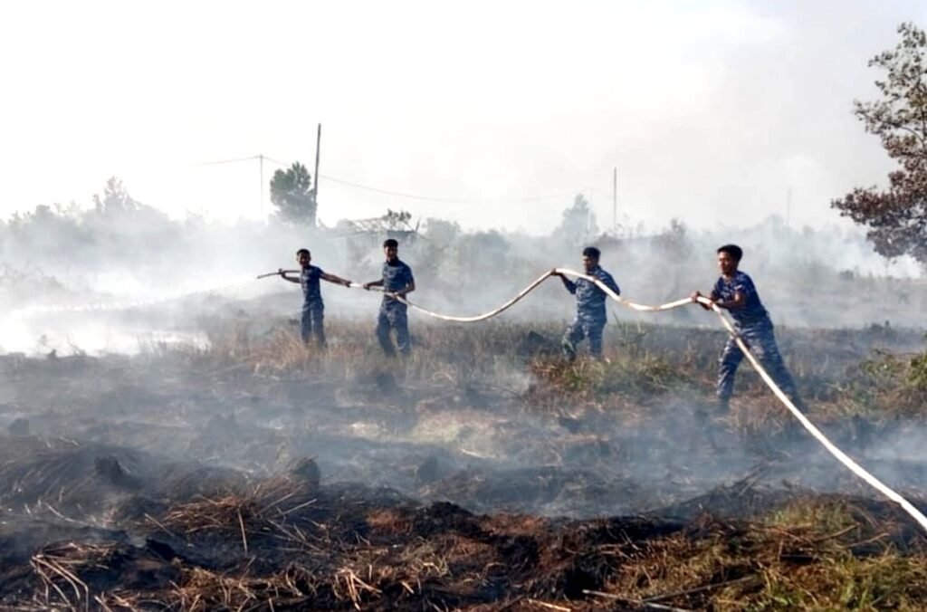 Pemadaman dan Pembasahan Lahan Gambut Diperkuat, Satgas Darat Lanud Sjamsudin Noor Berjibaku di Tengah Asap Tekan Dampak Karhutla di Kalsel - Teropong Rakyat