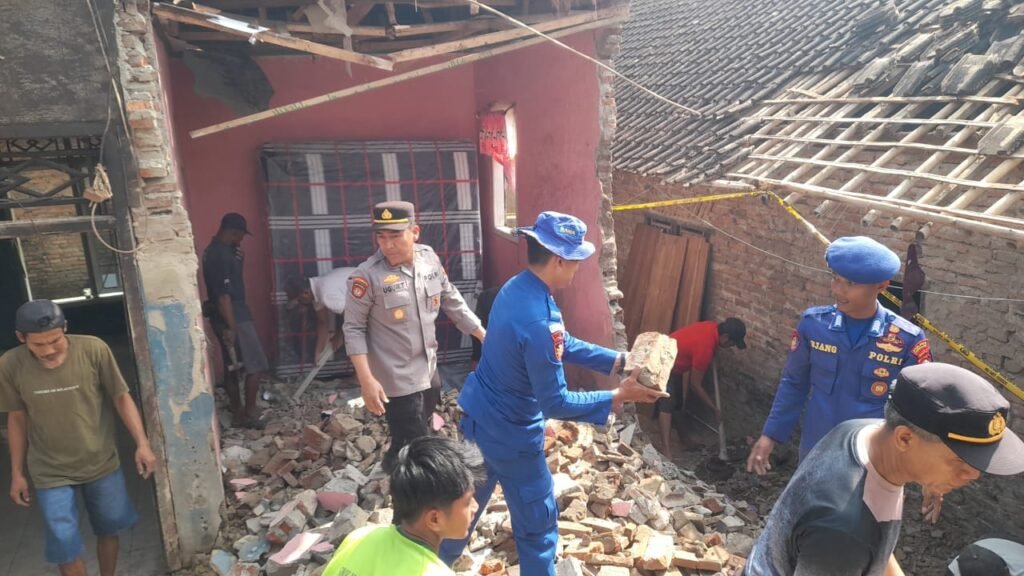 Portal Berita Indonesia dan Dunia Terkini Hari Ini, Update Harian Terbaru, Terlengkap, Tajam, Aktual dan Berimbang. Polri Hadir di Tengah Warga, Bersihkan Puing Pascaledakan di Panimbang - Teropong Rakyat