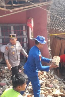 Polri Hadir di Tengah Warga, Bersihkan Puing Pascaledakan di Panimbang