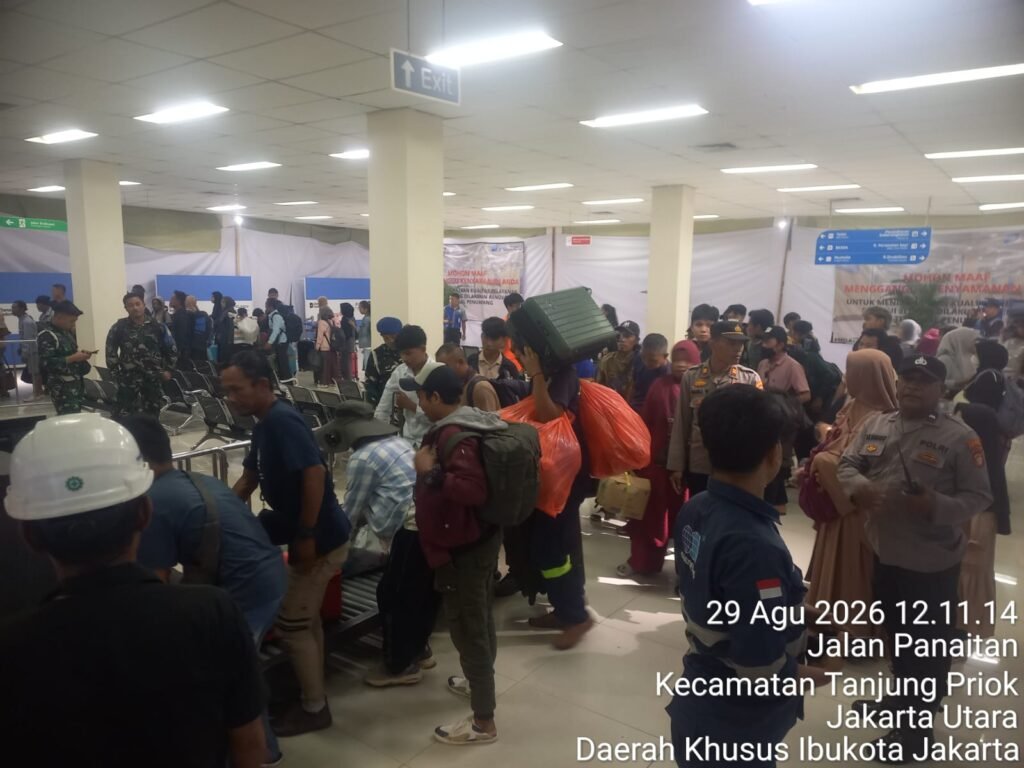 Portal Berita Indonesia dan Dunia Terkini Hari Ini, Update Harian Terbaru, Terlengkap, Tajam, Aktual dan Berimbang. Polres Pelabuhan Tanjung Priok Perketat Pengamanan Embarkasi KM Tidar, 1.163 Penumpang Tujuan Surabaya - Teropong Rakyat