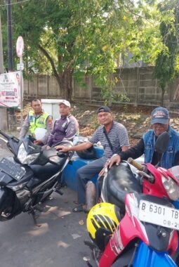 Jaga Jakarta On The Spot, Polres Pelabuhan Tanjung Priok Sampaikan Pesan Kamtibmas kepada Pengemudi Ojek Pangkalan dan Bajaj di Muara Baru