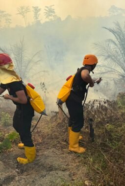 Brimob Polda Jambi Gerak Cepat Padamkan Karhutla di Kabupaten Tebo