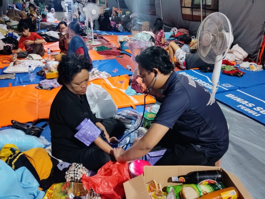 Portal Berita Indonesia dan Dunia Terkini Hari Ini, Update Harian Terbaru, Terlengkap, Tajam, Aktual dan Berimbang. Polres Pelabuhan Tanjung Priok Hadirkan Layanan Kesehatan bagi Warga Terdampak Kebakaran Muara Angke - Teropong Rakyat