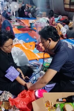 Polres Pelabuhan Tanjung Priok Hadirkan Layanan Kesehatan bagi Warga Terdampak Kebakaran Muara Angke