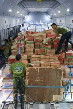 Hari Keenam Belas Penanganan Gempa NTT, 8.126 Personel TNI Dikerahkan dan 1.011,756 Ton Bantuan Disalurkan