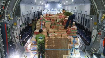 Hari Keenam Belas Penanganan Gempa NTT, 8.126 Personel TNI Dikerahkan dan 1.011,756 Ton Bantuan Disalurkan