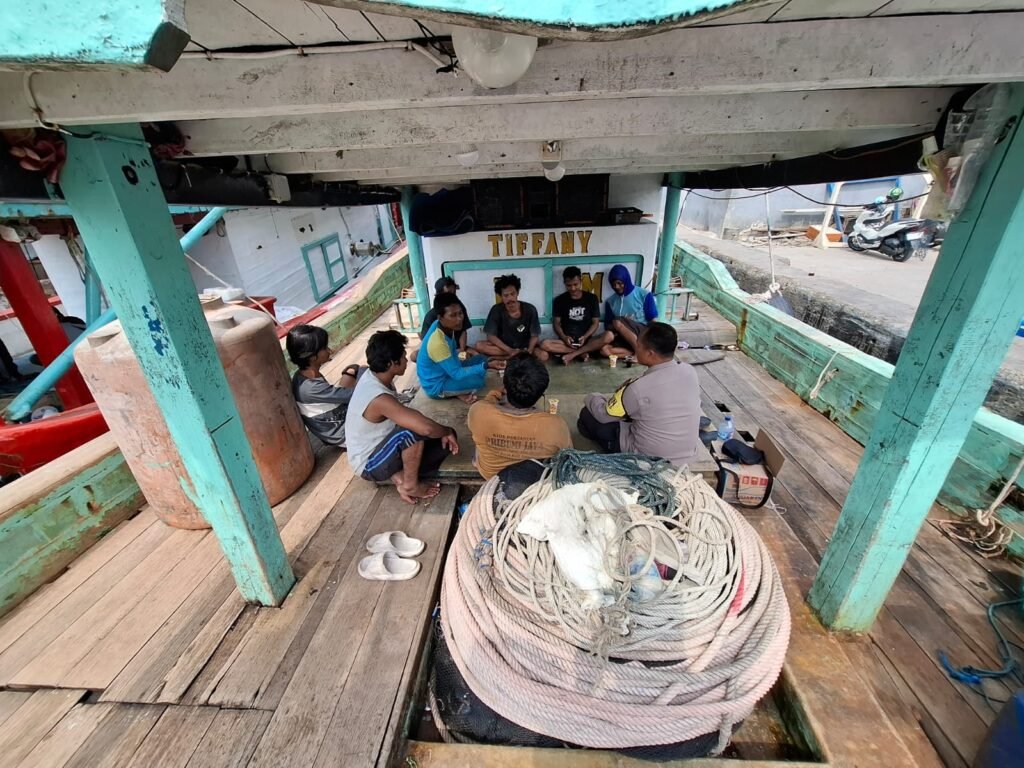 Sambangi ABK di Pelabuhan Muara Angke, Unit Binmas Polsek Kawasan Sunda Kelapa Sampaikan Pesan Kamtibmas - Teropong Rakyat
