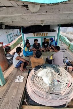 Sambangi ABK di Pelabuhan Muara Angke, Unit Binmas Polsek Kawasan Sunda Kelapa Sampaikan Pesan Kamtibmas
