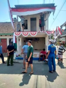 Portal Berita Indonesia dan Dunia Terkini Hari Ini, Update Harian Terbaru, Terlengkap, Tajam, Aktual dan Berimbang. Sambut HUT ke-81 RI, Warga RT 13 Karang Pandan Pakisaji Guyub Percantik Kampung Lewat Kerja Bakti - Teropong Rakyat