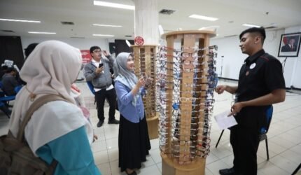 1.000 Kacamata Gratis Dibagikan! Aksi Sosial Optik Melawai Bantu Warga Jakarta Utara Melihat Lebih Jelas - Teropong Rakyat