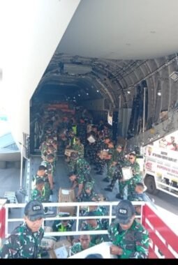 Hari Kedua Belas Penanganan Gempa NTT, TNI Kirim 925,638 Ton Bantuan