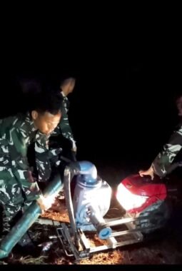 Tembus Kegelapan Malam, Prajurit Lanud Sjamsudin Noor Tetap Sigap dan Semangat Jaga Pompa Bantuan Presiden RI Untuk Suplai Air Pembahasan Gambut.