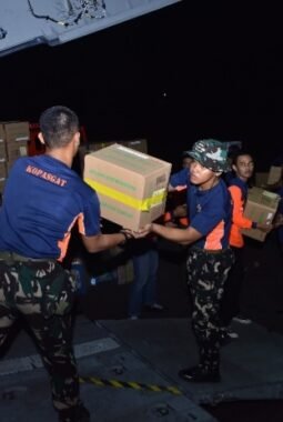 Hari Keempat Belas Penanganan Gempa NTT, TNI Salurkan 968,953 Ton Bantuan
