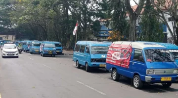 Ratusan Sopir Angkot Blokade Jalan Raden Intan, Tolak Trans Jatim Koridor II