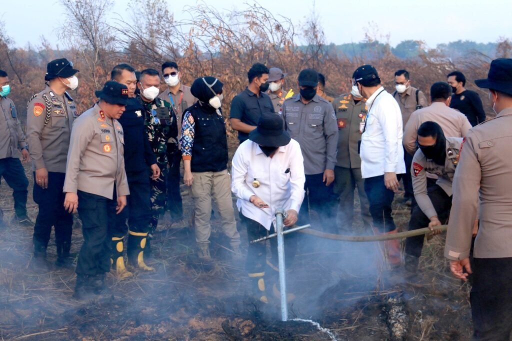 Portal Berita Indonesia dan Dunia Terkini Hari Ini, Update Harian Terbaru, Terlengkap, Tajam, Aktual dan Berimbang. Pantau Langsung Perkembangan Karhutla, Komandan Lanud Sjamsudin Noor Bersama Forkopimda Kalsel Turun ke Lapangan Uji Fungsi Inovasi Injeksi Air - Teropong Rakyat