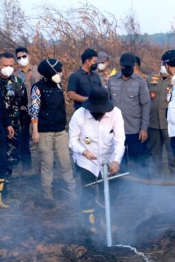 Pantau Langsung Perkembangan Karhutla, Komandan Lanud Sjamsudin Noor Bersama Forkopimda Kalsel Turun ke Lapangan Uji Fungsi Inovasi Injeksi Air
