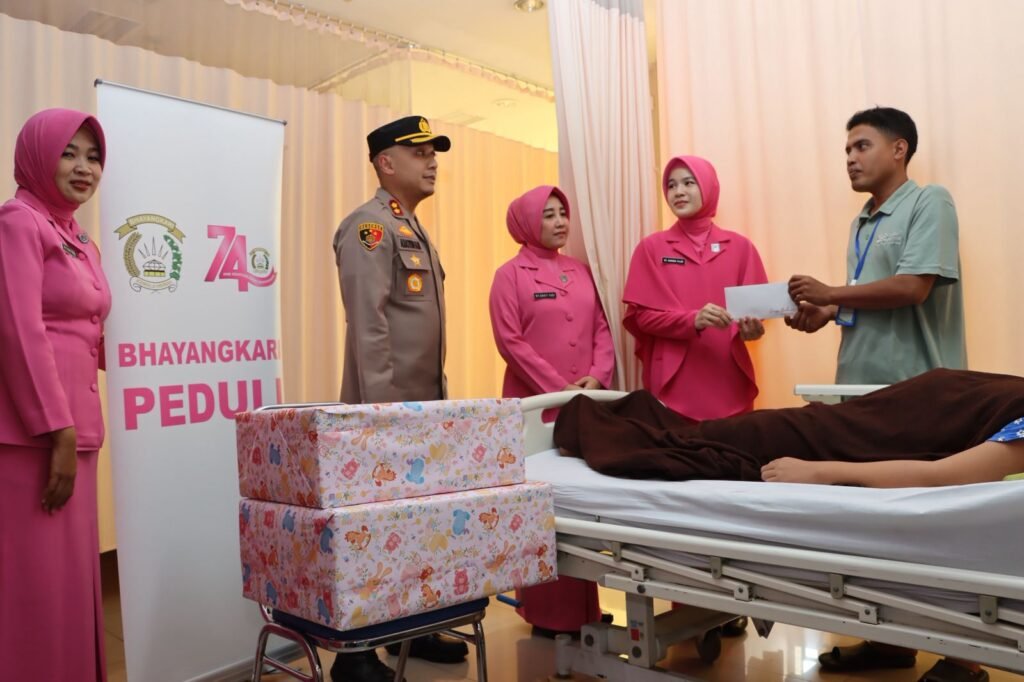 Portal Berita Indonesia dan Dunia Terkini Hari Ini, Update Harian Terbaru, Terlengkap, Tajam, Aktual dan Berimbang. “Kapolres Pelabuhan Tanjung Priok Sambangi Korban Kebakaran Muara Angke di RS Duta Indah, Wujud Kepedulian Polri dan Bhayangkari” - Teropong Rakyat
