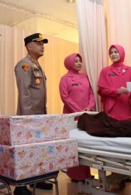 “Kapolres Pelabuhan Tanjung Priok Sambangi Korban Kebakaran Muara Angke di RS Duta Indah, Wujud Kepedulian Polri dan Bhayangkari”