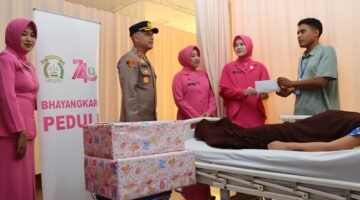 “Kapolres Pelabuhan Tanjung Priok Sambangi Korban Kebakaran Muara Angke di RS Duta Indah, Wujud Kepedulian Polri dan Bhayangkari”