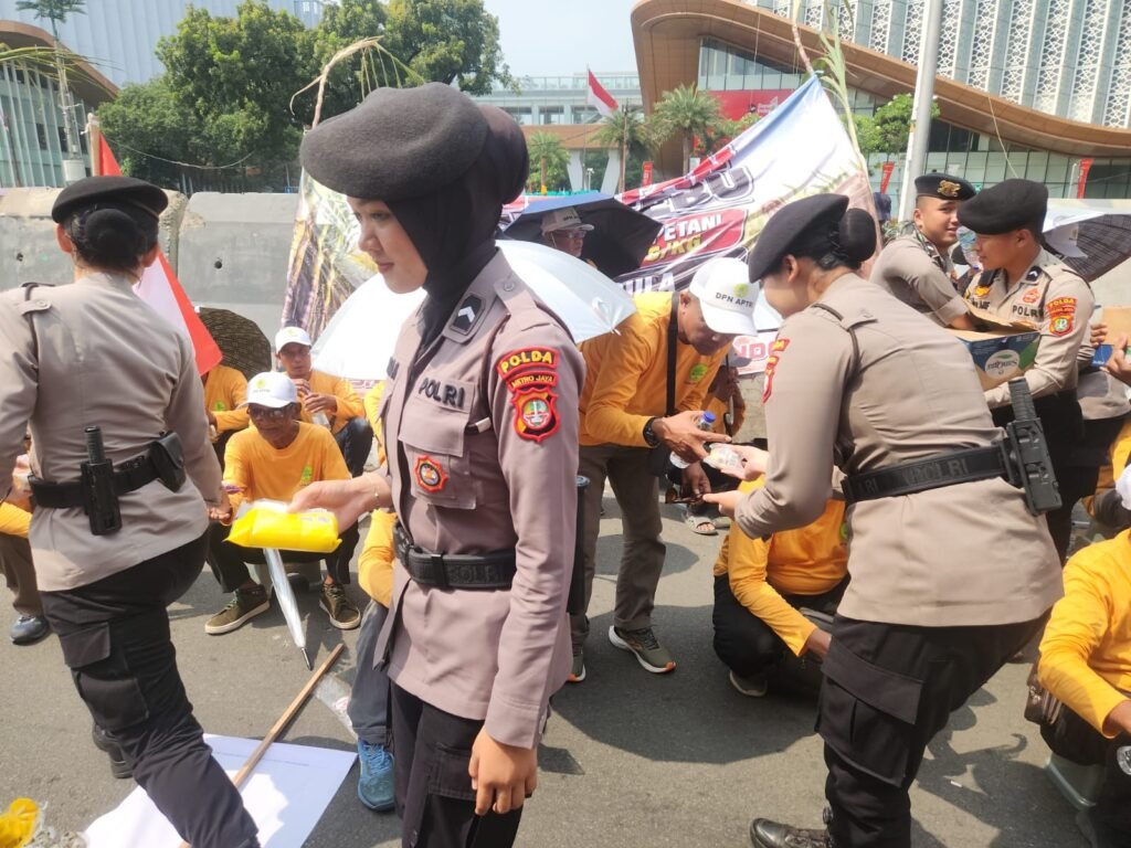 Polisi Bagikan Roti dan Air Mineral ke Massa Aksi Petani Tebu di Monas - Teropong Rakyat