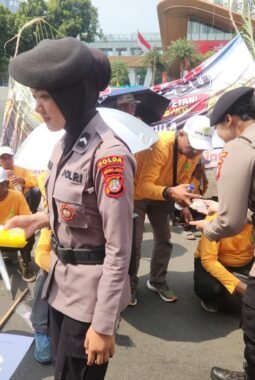 Polisi Bagikan Roti dan Air Mineral ke Massa Aksi Petani Tebu di Monas