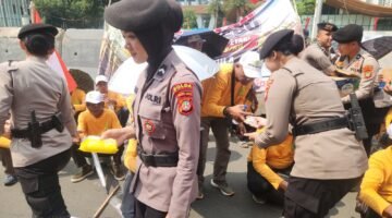 Polisi Bagikan Roti dan Air Mineral ke Massa Aksi Petani Tebu di Monas