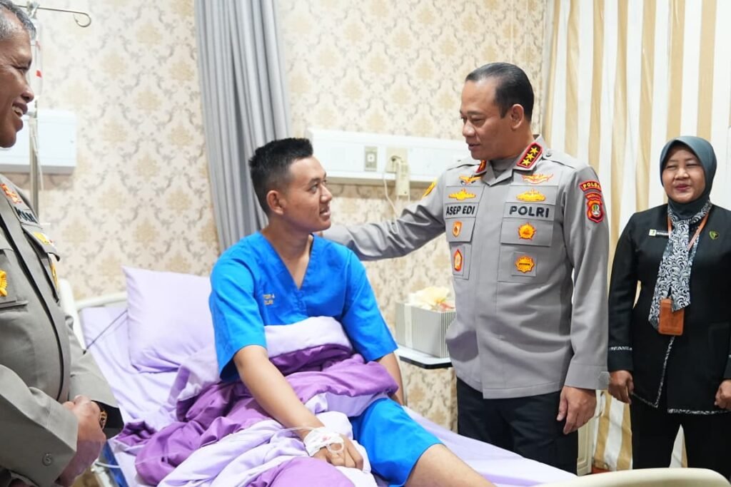 Kapolda Metro Jaya Hadir Berikan Semangat kepada Personel dan Pengemudi Ojol yang Dirawat - Teropong Rakyat