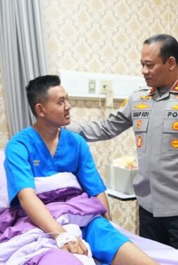 Kapolda Metro Jaya Hadir Berikan Semangat kepada Personel dan Pengemudi Ojol yang Dirawat