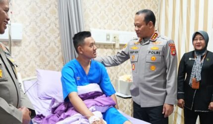 Kapolda Metro Jaya Hadir Berikan Semangat kepada Personel dan Pengemudi Ojol yang Dirawat - Teropong Rakyat