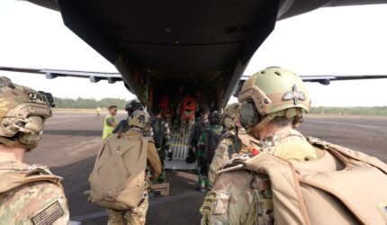 Prajurit SOF TNI dan US Army Sukses Laksanakan Infiltrasi Udara Dalam Latihan Super Garuda Shield 2026 - Teropong Rakyat
