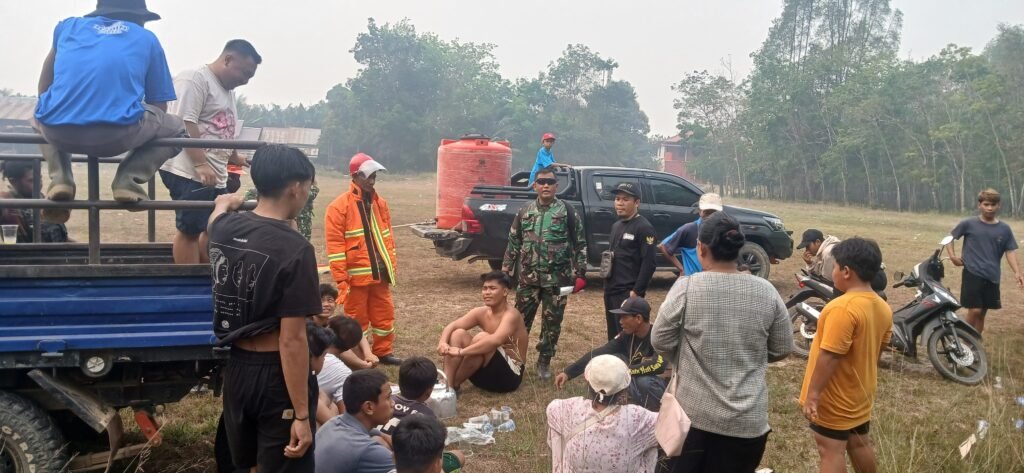 Tim Penyuluh Mabes TNI Terus Aktif Membantu Pemadaman Kahutla di Kabupaten Sintang - Teropong Rakyat