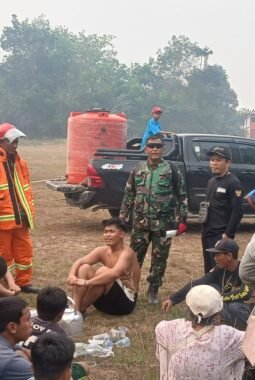 Tim Penyuluh Mabes TNI Terus Aktif Membantu Pemadaman Kahutla di Kabupaten Sintang