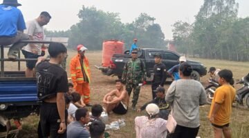 Tim Penyuluh Mabes TNI Terus Aktif Membantu Pemadaman Kahutla di Kabupaten Sintang