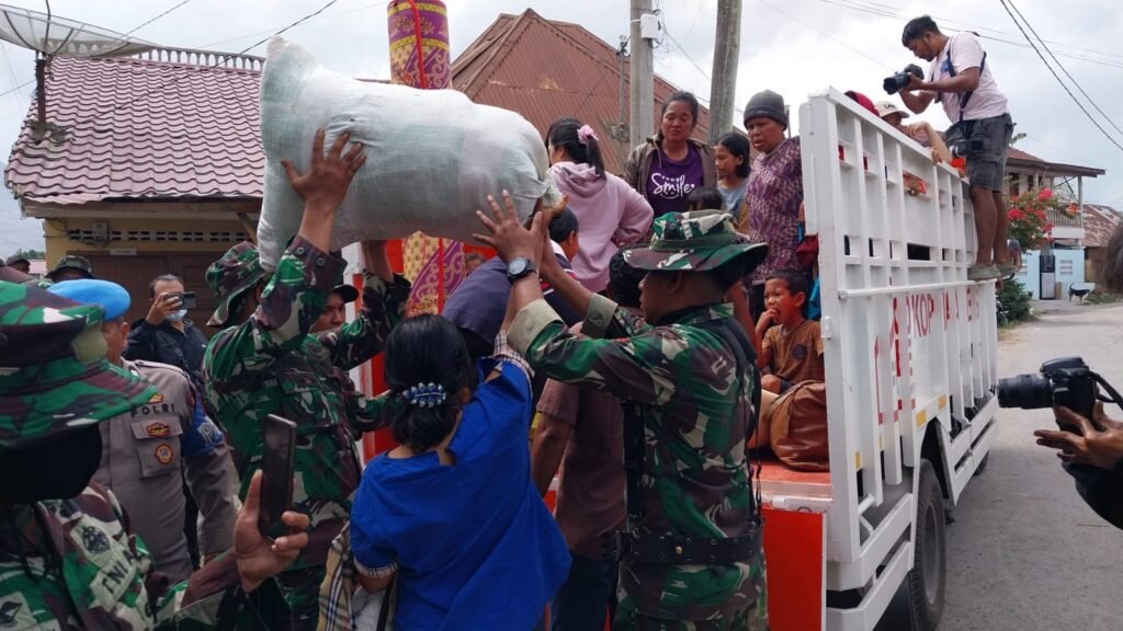 Portal Berita Indonesia dan Dunia Terkini Hari Ini, Update Harian Terbaru, Terlengkap, Tajam, Aktual dan Berimbang. Aksi Cepat TNI Respons Meningkatnya Aktivitas Gunung Sinabung - Teropong Rakyat