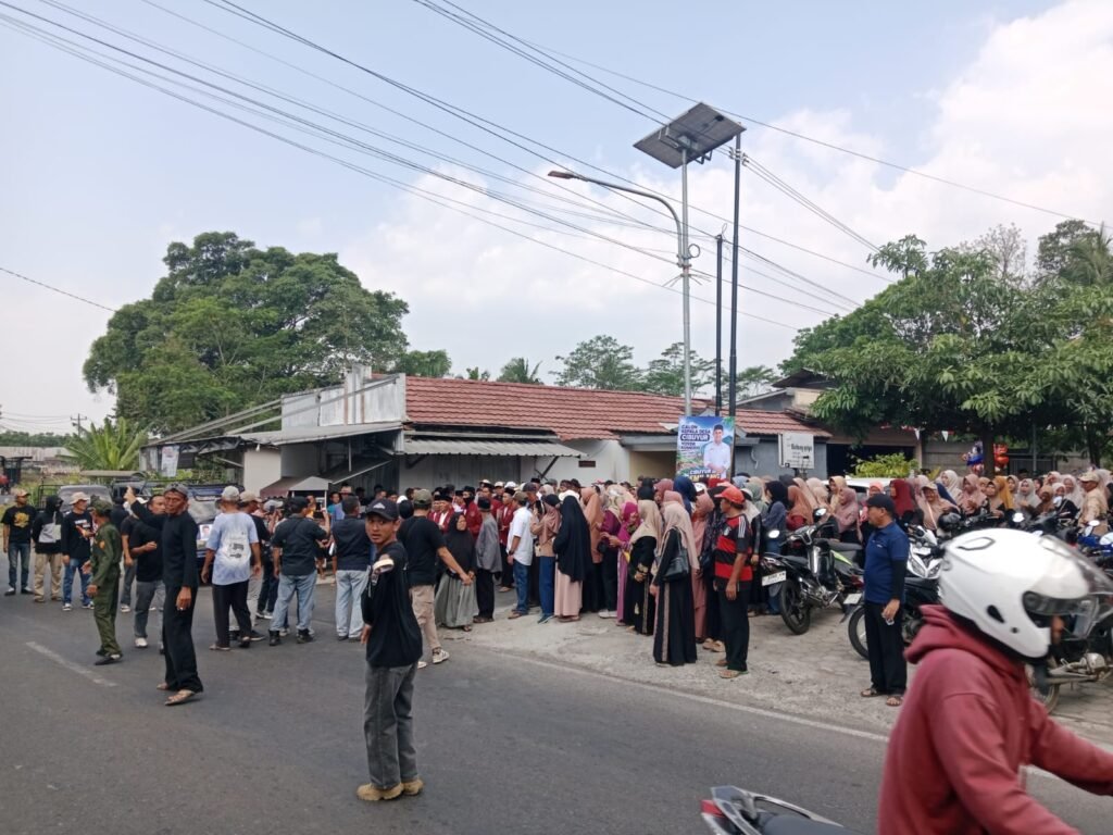 Portal Berita Indonesia dan Dunia Terkini Hari Ini, Update Harian Terbaru, Terlengkap, Tajam, Aktual dan Berimbang. Pendaftaran Kades Cibuyur BPK. Yoyok Kusnodo DI Iringi Ribuan Antusias Dari Warga Cibuyur - Teropong Rakyat