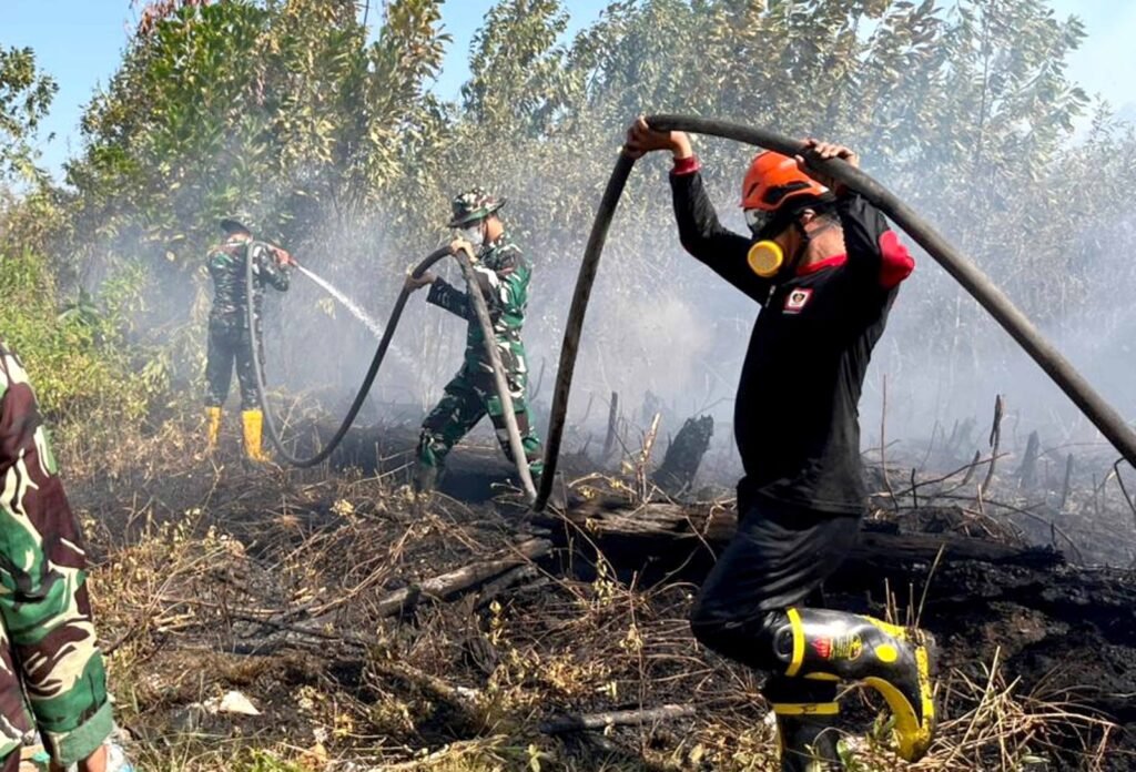 Portal Berita Indonesia dan Dunia Terkini Hari Ini, Update Harian Terbaru, Terlengkap, Tajam, Aktual dan Berimbang. Dikepung Asap dan Bara, Satgas Darat Lanud Sjamsudin Noor Tak Beri Celah Karhutla Meluas Dekati Permukiman Warga - Teropong Rakyat